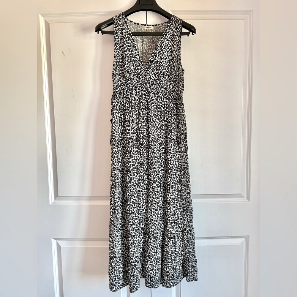 Max Studio Black and White Sleeveless V-Neck Maxi Sundress SZ.M